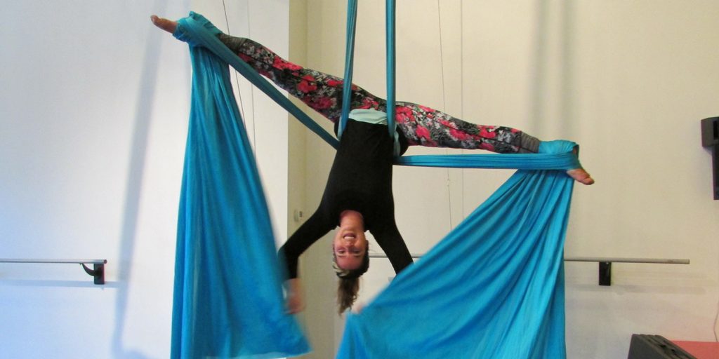 aerialist in crossback straddle